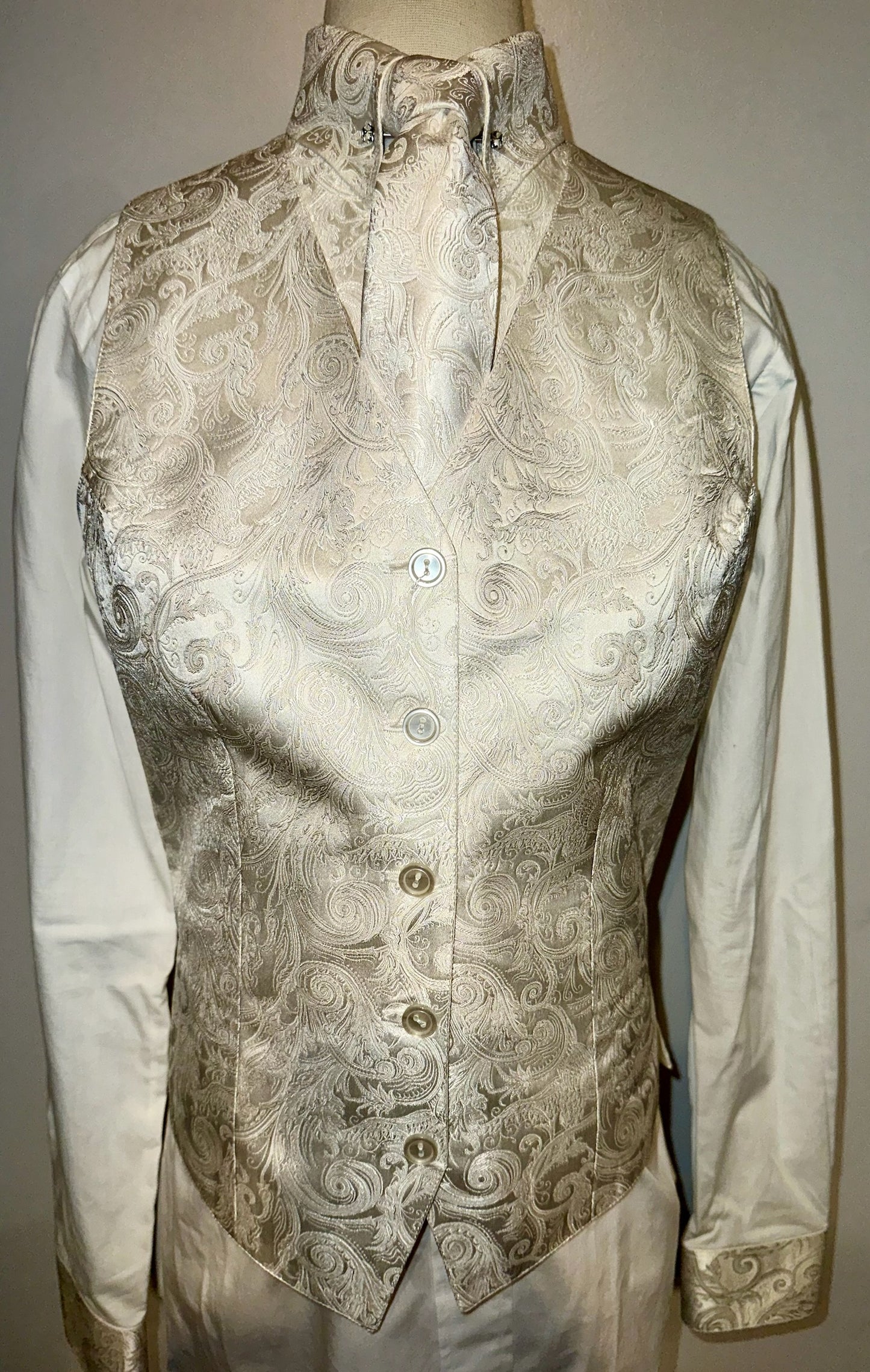 Hawkewood, Custom Equitation Set