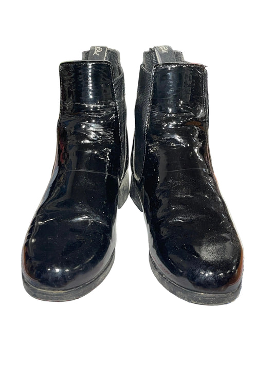 Ovation, W: 8 Black Patent boots